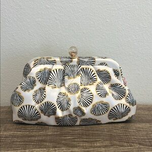 Isaac Mizrahi | Seashell Motif Clutch w/ Crossbody ✨